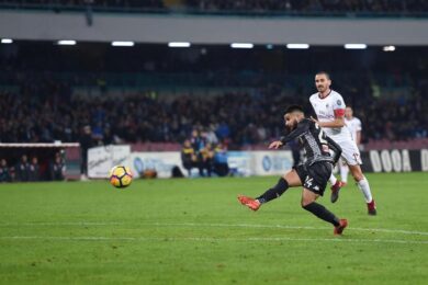 Insigne spettacolare gol alla Del Piero. Sui social: “Dedicalo a Ventura”