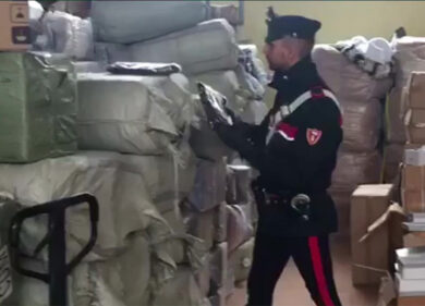 La “base operativa” della merce rubata: 80 mila euro di scarpe e abiti