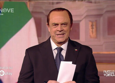 Crozza/Berlusconi agli anziani: “mi rivolgo a voi, cari amici del Polident”