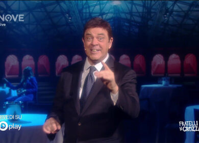 Crozza/Renzi aspetta invano l’arrivo dei suoi sostenitori alla Leopolda
