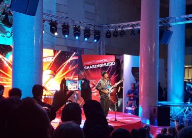 Entusiasmo per il live dei finalisti di X Factor nella filiale Intesa Sanpaolo