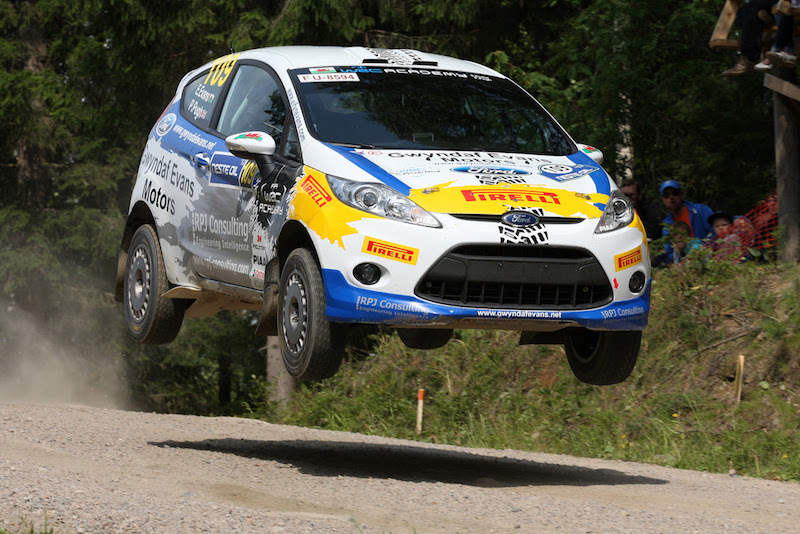 Pirelli sviluppa nuovi pneumatici per il Mondiale Rally Pirelli sviluppa nuovi pneumatici per il Mondiale Rally
