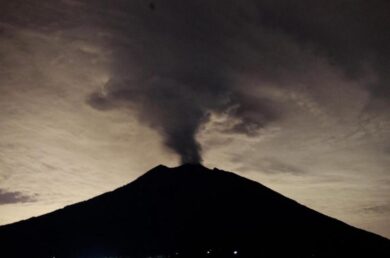 Bali, vulcano Agung fa paura. Si teme l’eruzione. Allarme in Indonesia