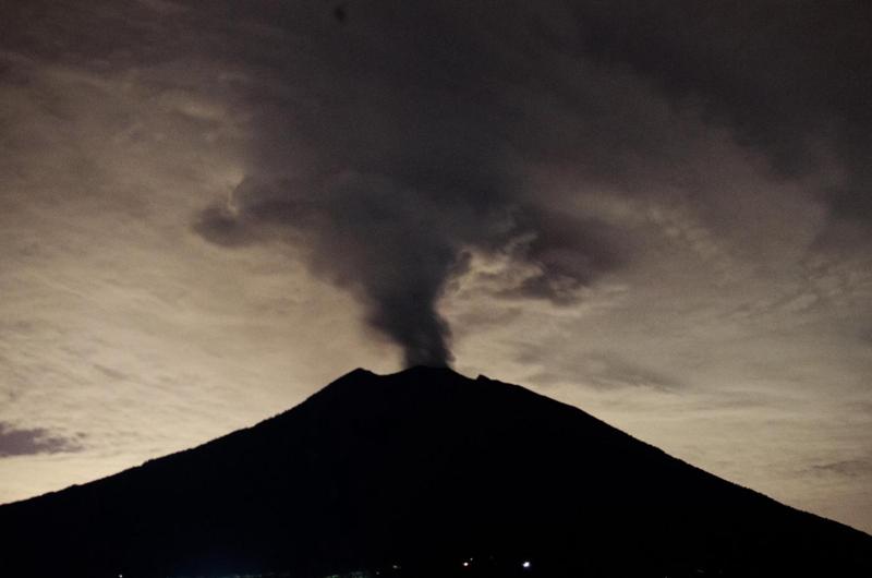 Bali, vulcano Agung fa paura. Si teme l’eruzione. Allarme in Indonesia Bali, vulcano Agung fa paura. Si teme l’eruzione. Allarme in Indonesia