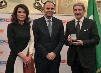 Regione, il presidente Cattaneo premiato dal Corpo consolare di Milano