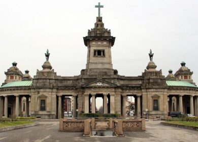 Cimitero Maggiore, femori e resti umani affiorano dal terreno