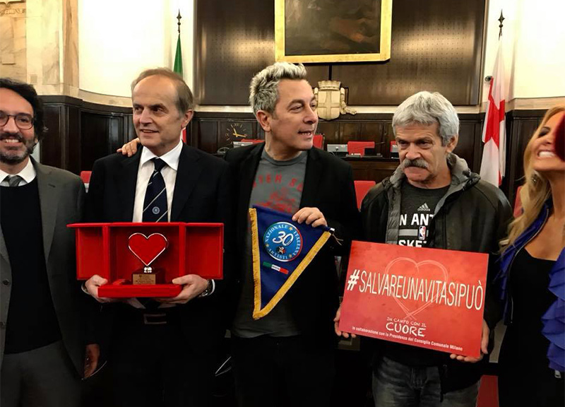 Nazionale Artisti Tv, In Campo con il Cuore le regala un defibrillatore
