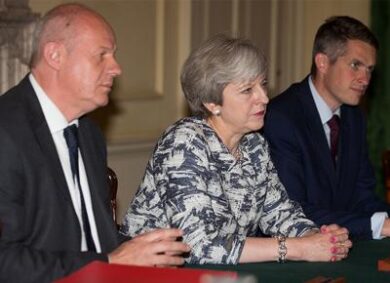 Gb, “migliaia di foto porno sul Pc”. Scandalo hard sul vice della May