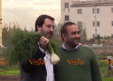 Salvini in Campania innalza un finocchio: simbolo bonifica del territorio