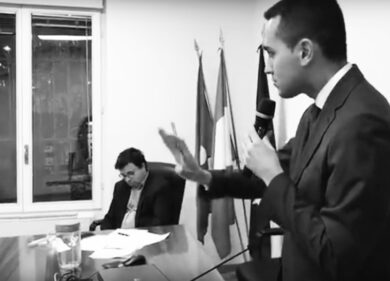 Di Maio incontra i professionisti a Milano, e parla come Renzi