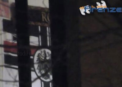 Firenze, bandiera neonazista in caserma. E spunta Salvini col mitra. Video