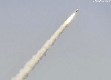 Corea del Nord, missile di Kim sfiora un aereo. I rischi per i voli di linea