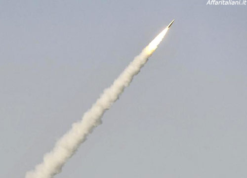 Corea del Nord, missile di Kim sfiora un aereo. I rischi per i voli di linea Corea del Nord, missile di Kim sfiora un aereo. I rischi per i voli di linea