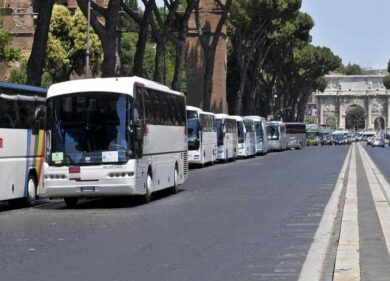 Bus turistici in guerra, 60 pullman bloccano piazza Venezia girando in cerchio
