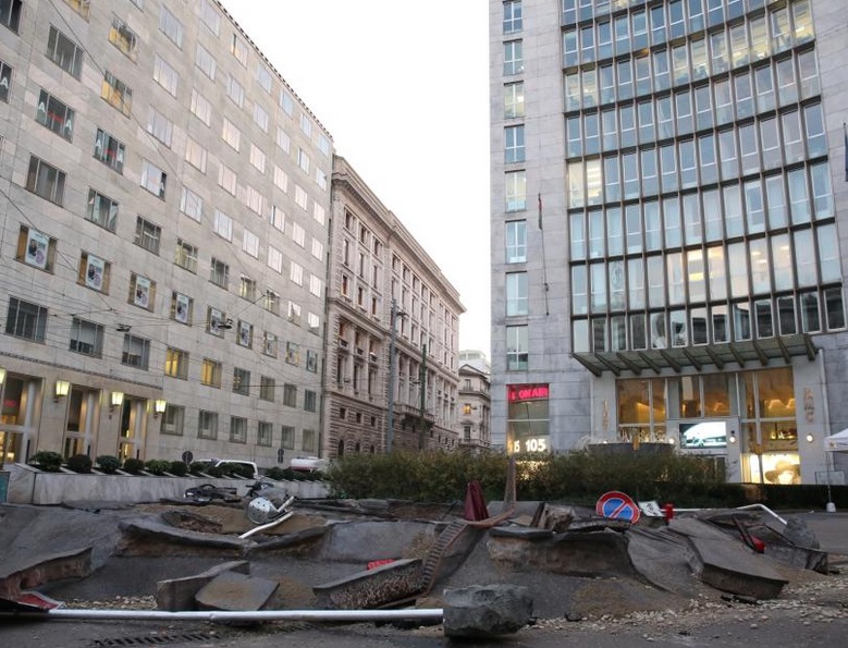 Milano, orma di dinosauro davanti agli studi di Radio 105. FOTO Milano, orma di dinosauro davanti agli studi di Radio 105. FOTO
