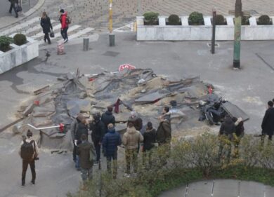 Milano, orma di dinosauro davanti agli studi di Radio 105. FOTO