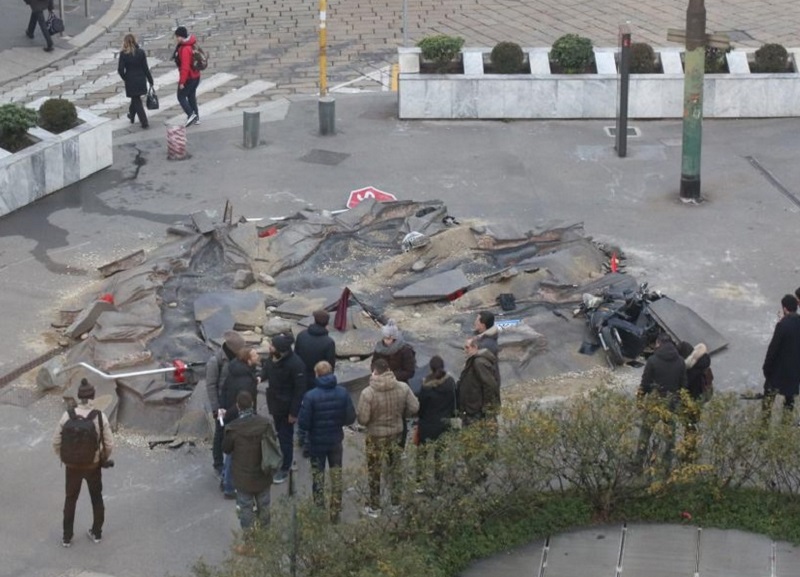 Milano, orma di dinosauro davanti agli studi di Radio 105. FOTO Milano, orma di dinosauro davanti agli studi di Radio 105. FOTO