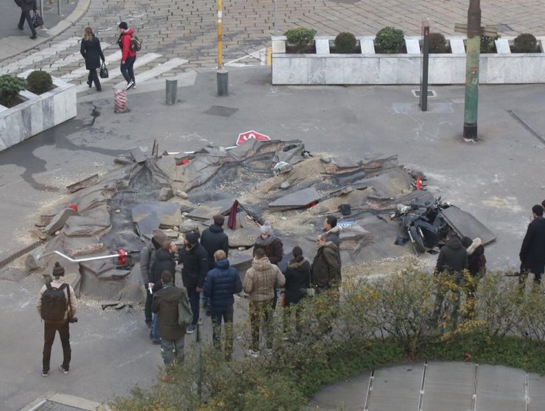 Milano, orma di dinosauro davanti agli studi di Radio 105. FOTO Milano, orma di dinosauro davanti agli studi di Radio 105. FOTO
