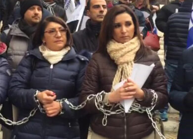 Bus turistici contro il Piano Meleo: autisti incatenati in Campidoglio