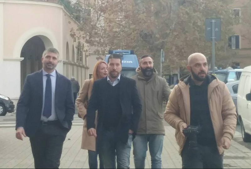 CasaPound entra nel Consiglio di Ostia, la folla applaude Luca Marsella