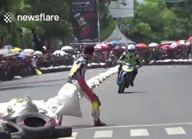 Lo fanno cadere durante la gara, ecco la vendetta del motociclista