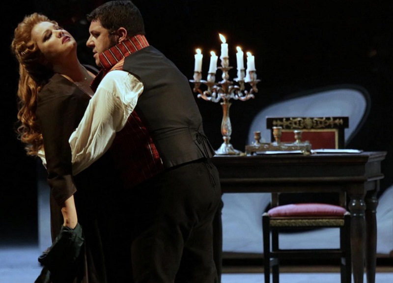 Prima alla Scala: undici minuti di applausi. Anna-Yusif, bacio vero sul palco Prima alla Scala: undici minuti di applausi. Anna-Yusif, bacio vero sul palco