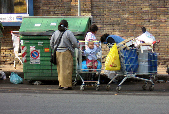 Povertà, sono 7.500 i clochard a Roma: in 3.000 dormono in mezzo a una strada Povertà, sono 7.500 i clochard a Roma: in 3.000 dormono in mezzo a una strada