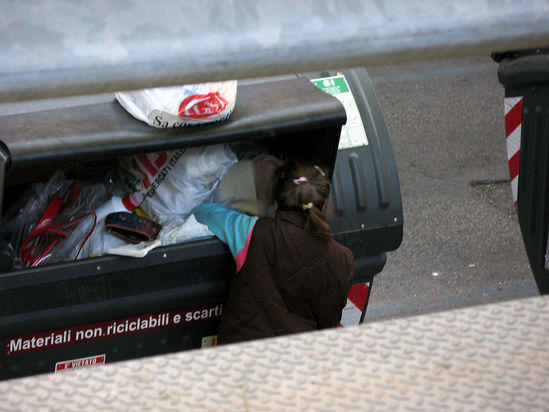 Povertà, sono 7.500 i clochard a Roma: in 3.000 dormono in mezzo a una strada Povertà, sono 7.500 i clochard a Roma: in 3.000 dormono in mezzo a una strada