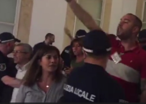 Sicurezza a Palazzo Marino: obbligatorio il pass Sicurezza a Palazzo Marino: obbligatorio il pass