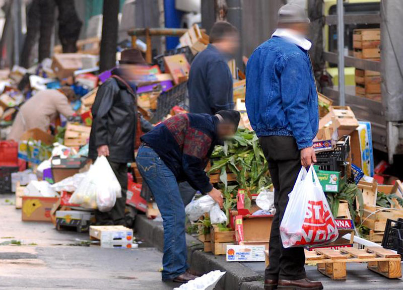 Povertà, sono 7.500 i clochard a Roma: in 3.000 dormono in mezzo a una strada Povertà, sono 7.500 i clochard a Roma: in 3.000 dormono in mezzo a una strada