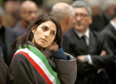 Natale triste con la Raggi: dopo “Spelacchio” anche la Befana è tragica