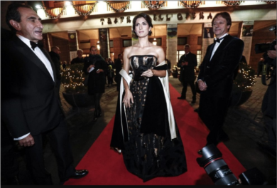 Prima dell’Opera di Roma: Virginia Raggi sfavillante mentre Roma imputridisce