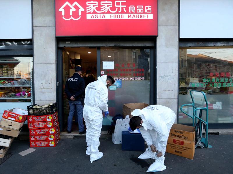 Chinatown, omicidio al supermarket: uomo entra e uccide donna a coltellate Chinatown, omicidio al supermarket: uomo entra e uccide donna a coltellate