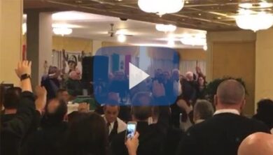 Milano, battaglia antifascista in Comune. A Verona si canta col braccio alzato