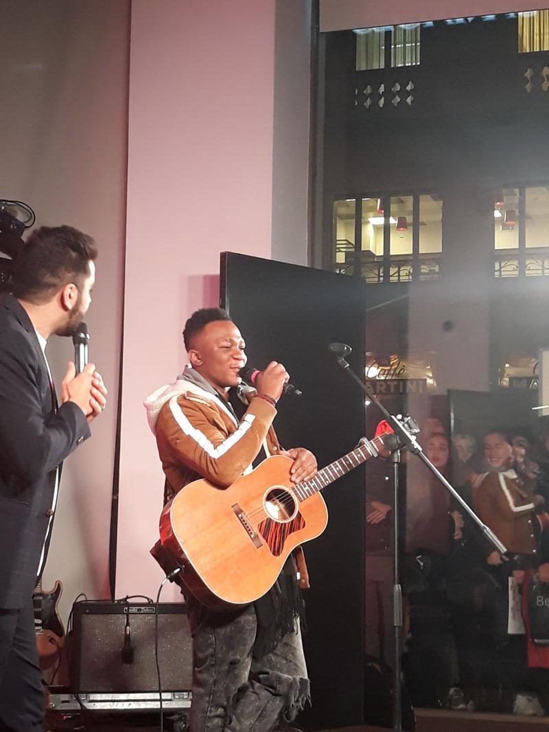 Intesa Sanpaolo, successo di pubblico per i finalisti di X Factor a Cordusio Intesa Sanpaolo, successo di pubblico per i finalisti di X Factor a Cordusio