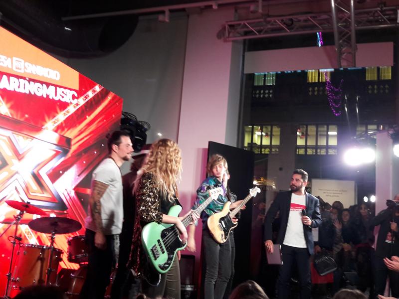 Intesa Sanpaolo, successo di pubblico per i finalisti di X Factor a Cordusio Intesa Sanpaolo, successo di pubblico per i finalisti di X Factor a Cordusio