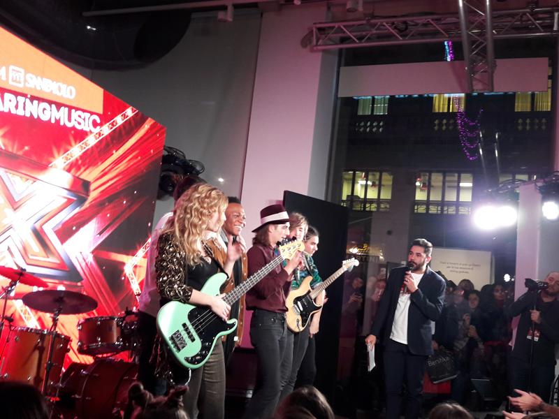 Intesa Sanpaolo, successo di pubblico per i finalisti di X Factor a Cordusio Intesa Sanpaolo, successo di pubblico per i finalisti di X Factor a Cordusio