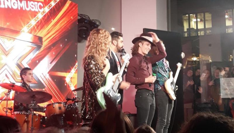 Intesa Sanpaolo, successo di pubblico per i finalisti di X Factor a Cordusio Intesa Sanpaolo, successo di pubblico per i finalisti di X Factor a Cordusio