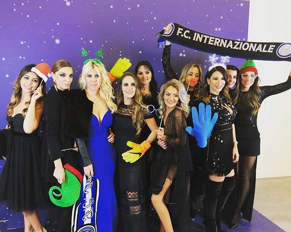 Cena di Natale Inter, le wags rubano la scena ai mariti calciatori. FOTO Cena di Natale Inter, le wags rubano la scena ai mariti calciatori. FOTO