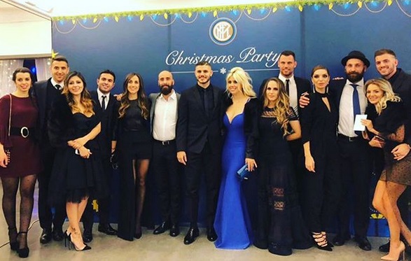 Cena di Natale Inter, le wags rubano la scena ai mariti calciatori. FOTO Cena di Natale Inter, le wags rubano la scena ai mariti calciatori. FOTO