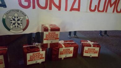 Milano, ‘pacchi regalo’ di CasaPound per Sala davanti a Palazzo Marino