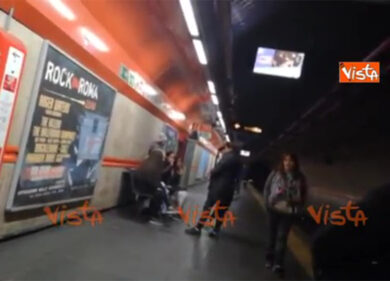 Nella metro di Roma in azione la gang delle ragazzine