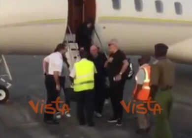 Briatore in Kenya per le vacanze di Natale, sfoggia il suo jet privato