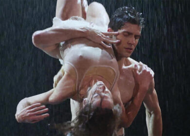 Roberto Bolle, la danza sensuale sotto la pioggia