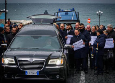 Un corteo di carri funebri da Benevento a Napoli