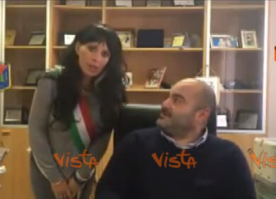 Alessandra Mussolini imita la Raggi: “Spelacchio? Nel 2018 luci nelle buche”