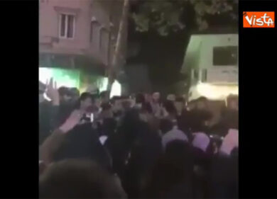 Iran, poliziotto si schiera con i manifestanti, il video che gira per il web