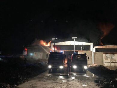 Pavia, incendio in un capannone abbandonato: allarme nube chimica