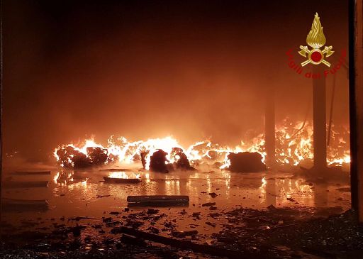 Pavia, incendio in un capannone abbandonato: allarme nube chimica Pavia, incendio in un capannone abbandonato: allarme nube chimica