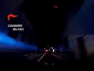 Rapinano un’auto e cercano di scappare dai carabinieri. Video